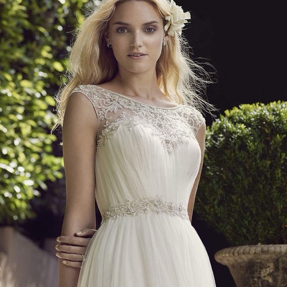 Brand new, never been worn wedding dress - Picture 2 of 14